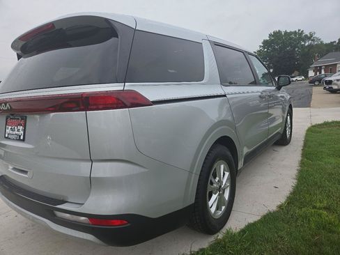 Used 2022 Kia Carnival LX FWD image 4