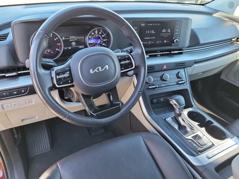 Used 2023 Kia Carnival LX image 2