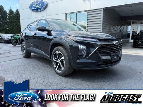 Used 2024 Chevrolet Trax RS FWD image 1