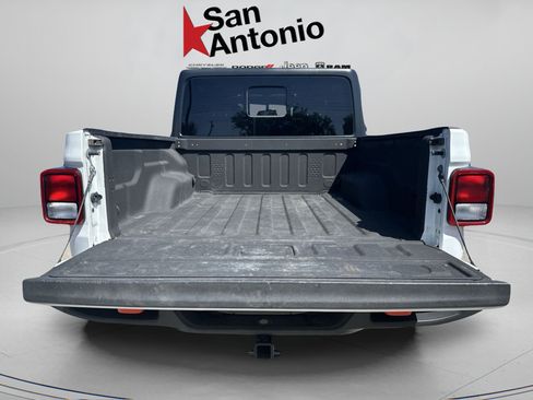 Used 2023 Jeep Gladiator Mojave AWD/4WD image 33