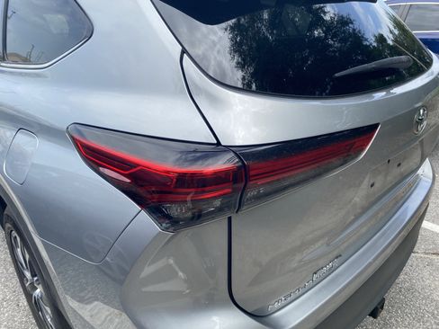Used 2021 Toyota Highlander XLE FWD image 11