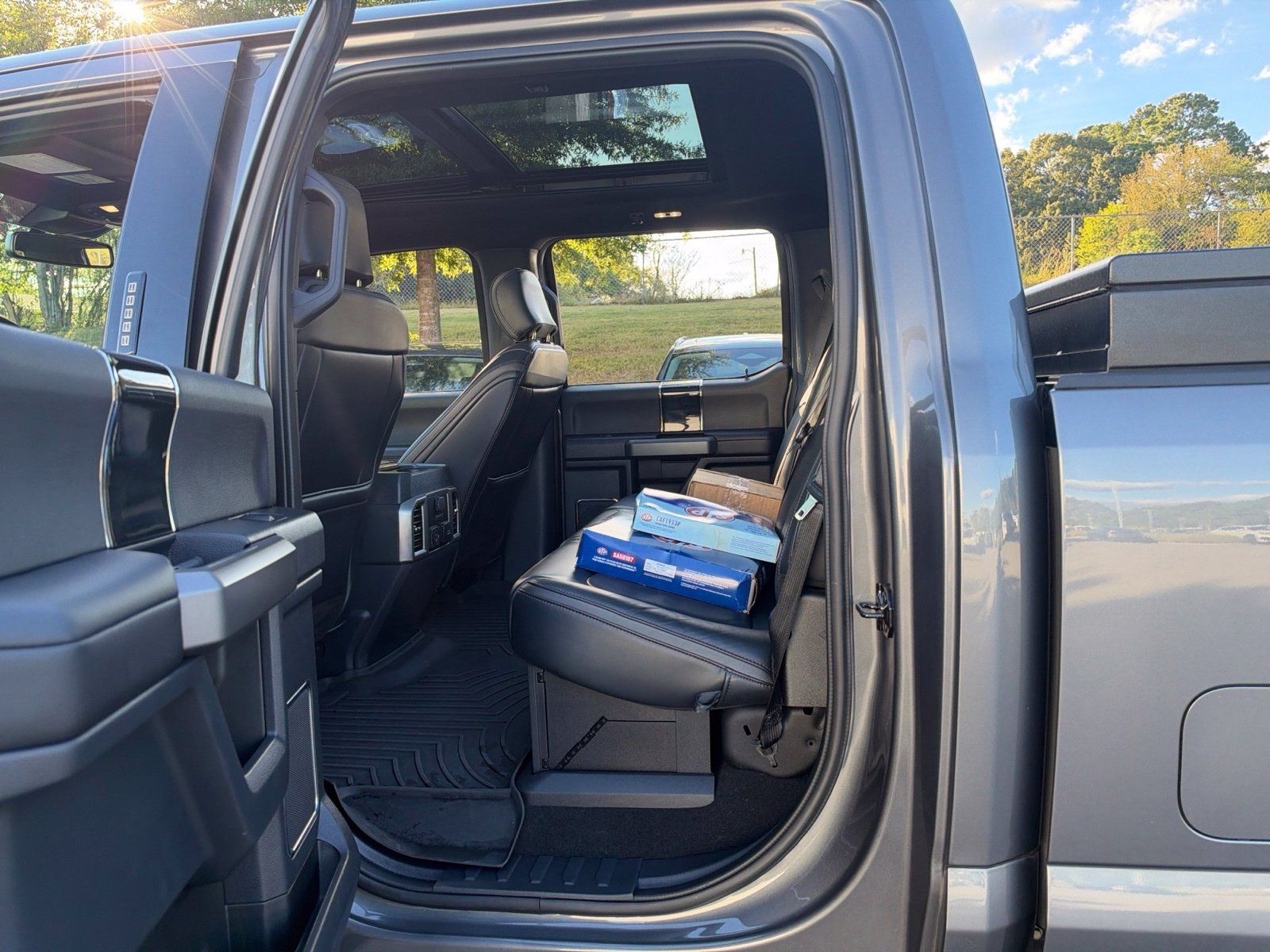 Used 2022 Ford F250 Platinum w/ Tremor Off-Road Package AWD/4WD image 32