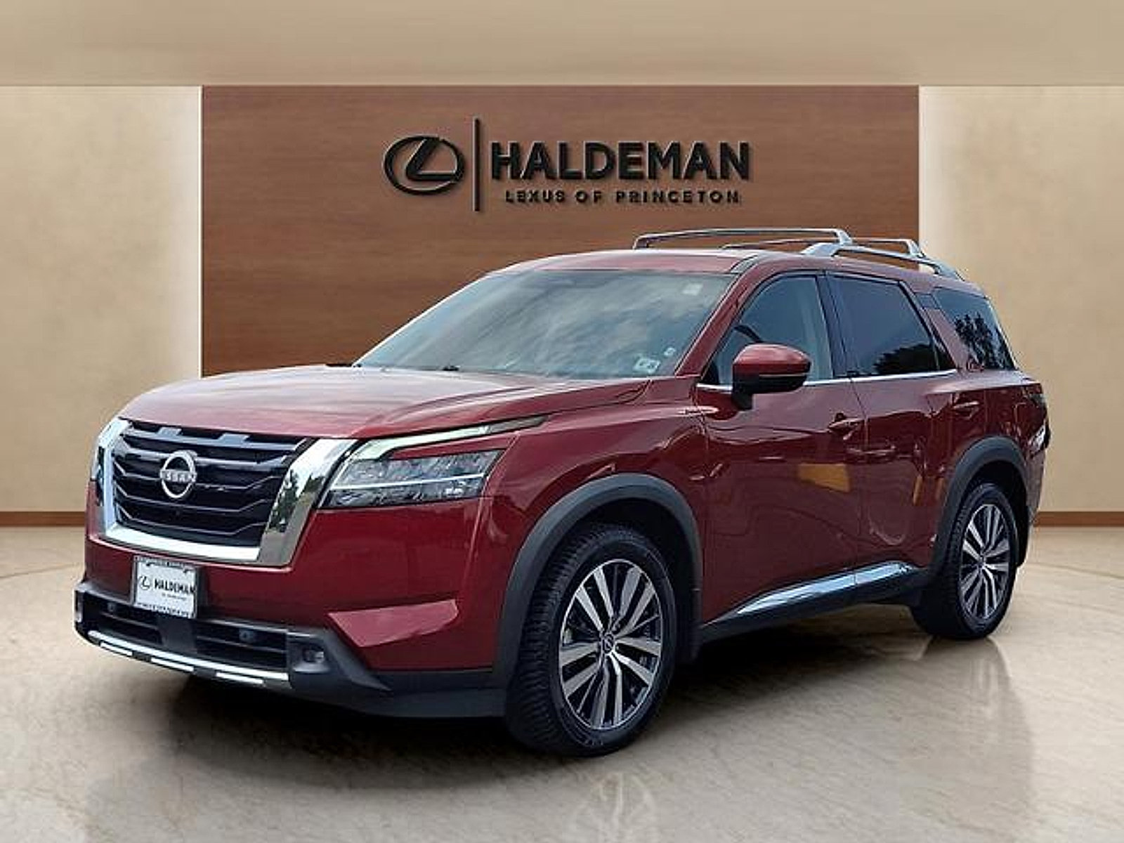 Used 2022 Nissan Pathfinder Platinum w/ Cargo Package AWD/4WD image 3