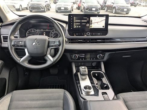 Used 2025 Mitsubishi Outlander SE image 21