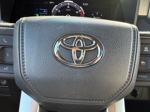 Used 2025 Toyota Tundra Limited AWD/4WD image 30