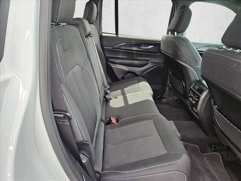 Used 2025 Jeep Grand Cherokee Laredo X RWD image 13