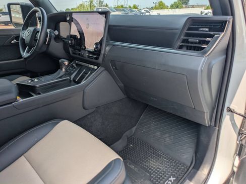 Used 2025 Lexus GX 550 AWD/4WD image 29