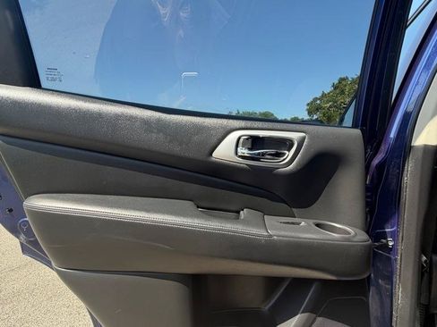Used 2019 Nissan Pathfinder S FWD image 11