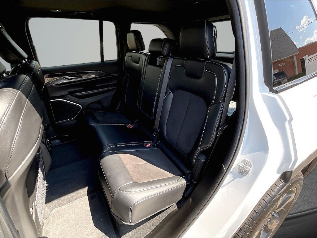 Used 2022 Jeep Grand Cherokee Altitude AWD/4WD image 23