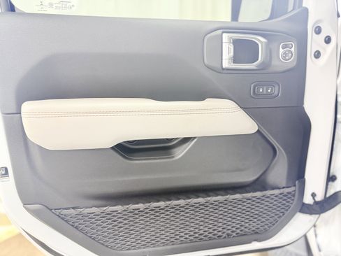 Used 2022 Jeep Wrangler Unlimited Sahara image 12