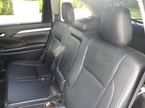 Used 2019 Toyota Highlander XLE image 15