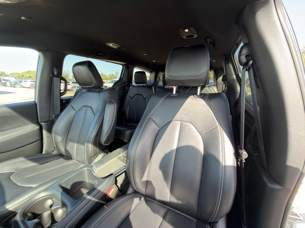 Used 2025 Chrysler Pacifica Select FWD image 10