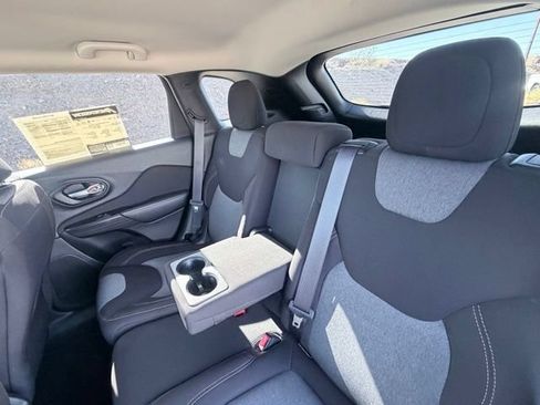 Used 2016 Jeep Cherokee Sport FWD image 22