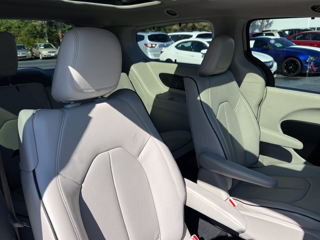 Used 2021 Chrysler Pacifica Limited w/ Uconnect Theater Family Group FWD image 27