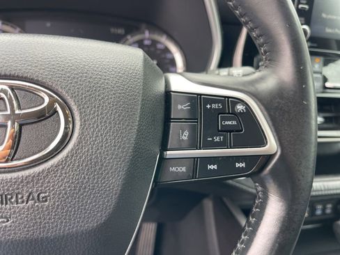 Used 2022 Toyota Highlander XLE image 17