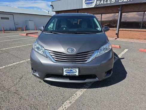 Used 2015 Toyota Sienna LE AWD/4WD image 2