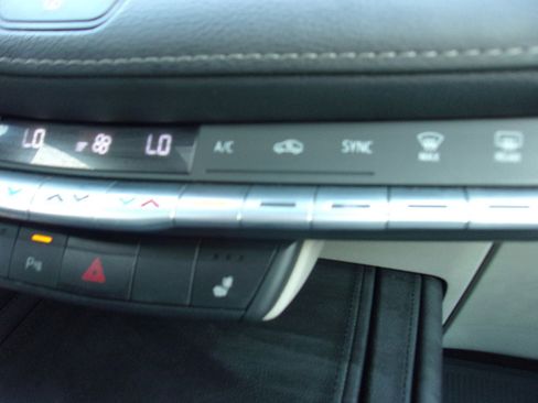 Used 2019 Cadillac XT4 Luxury w/ Cold Weather Package image 19