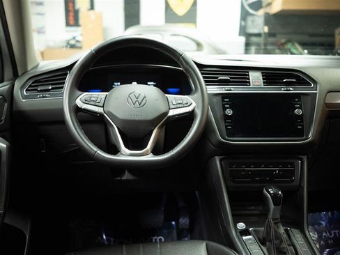 Used 2022 Volkswagen Tiguan SE w/ Panoramic Sunroof Package image 18