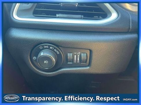 Used 2025 Chrysler Pacifica Select image 21