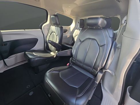 Used 2024 Chrysler Pacifica Touring-L image 14