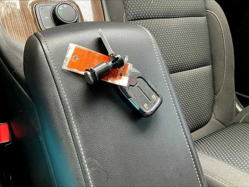 Used 2022 GMC Acadia SLE image 19