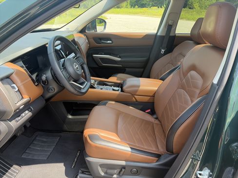 Certified 2024 Nissan Pathfinder Platinum AWD/4WD image 14