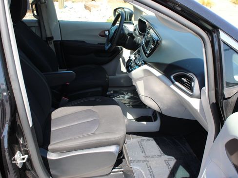 Used 2023 Chrysler Voyager LX FWD image 25