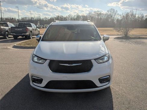 Used 2023 Chrysler Pacifica Limited image 8