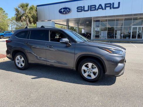 Used 2022 Toyota Highlander LE image 1