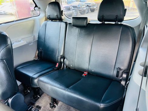 Used 2014 Toyota Sienna SE FWD image 17