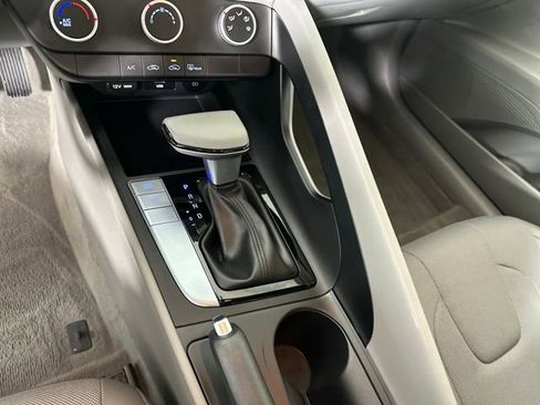 Certified 2024 Hyundai Elantra SE image 20