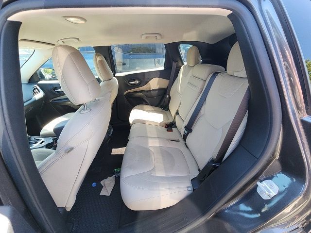 Used 2016 Jeep Cherokee Latitude w/ Cold Weather Group AWD/4WD image 15