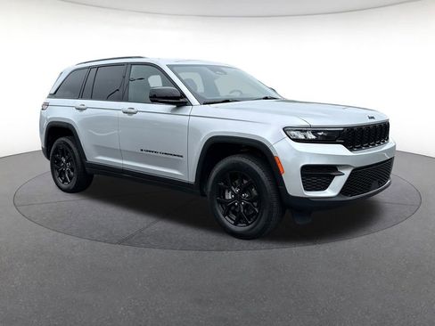 Certified 2025 Jeep Grand Cherokee Altitude AWD/4WD image 8