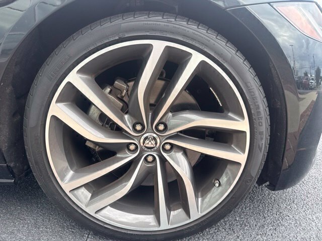 Used 2024 Jaguar XF R-Dynamic SE AWD/4WD image 4