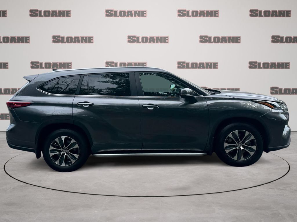 Used 2023 Toyota Highlander XLE AWD/4WD image 6