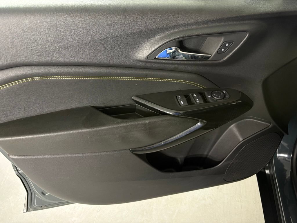 Used 2025 Chevrolet Trax LT FWD image 13