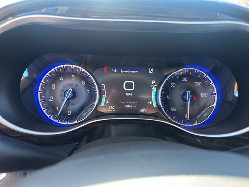 Used 2023 Chrysler Pacifica Limited FWD image 19