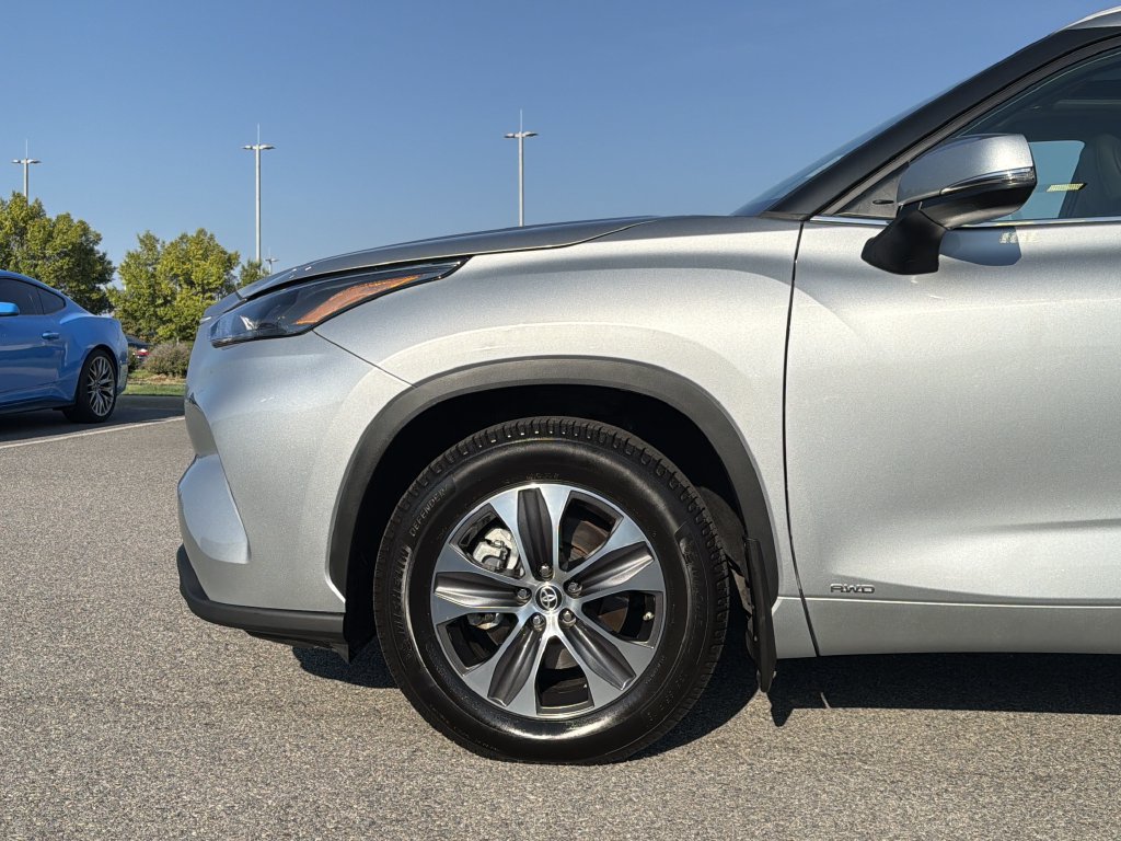 Used 2023 Toyota Highlander XLE AWD/4WD image 9