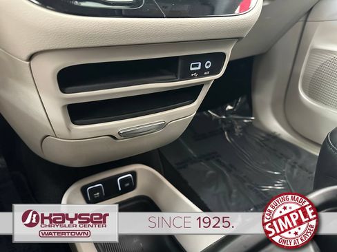 Used 2020 Chrysler Pacifica Touring-L FWD image 29