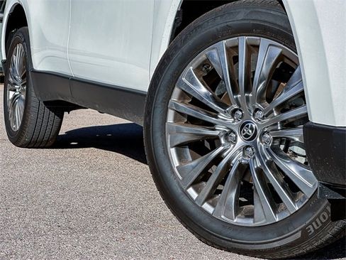 Certified 2024 Toyota Venza XLE image 2