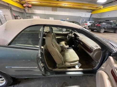 Used 2002 Chrysler Sebring LXi image 25