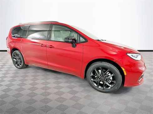 New 2026 Chrysler Pacifica Limited w/ S Appearance Package image 3