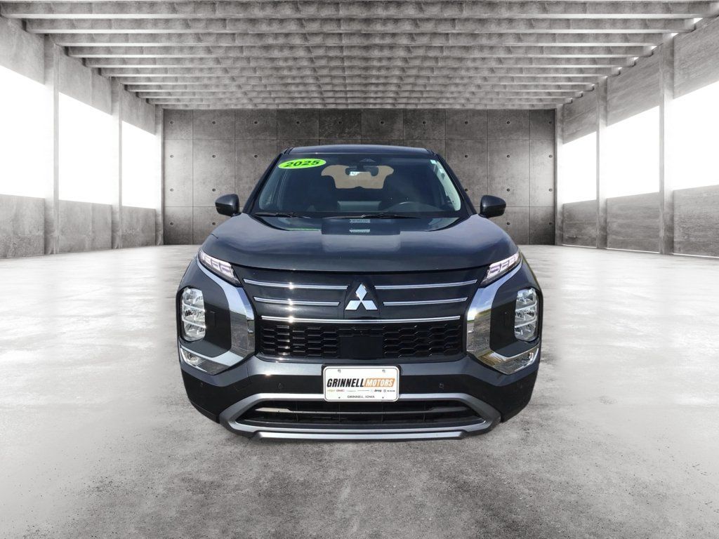 Used 2025 Mitsubishi Outlander AWD image 2