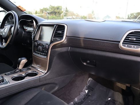 Used 2017 Jeep Grand Cherokee Laredo w/ Quick Order Package 23E AWD/4WD image 17