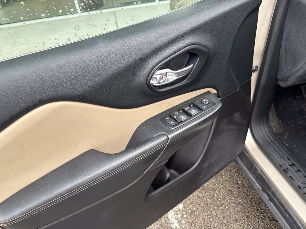 Used 2015 Jeep Cherokee Limited AWD/4WD image 11