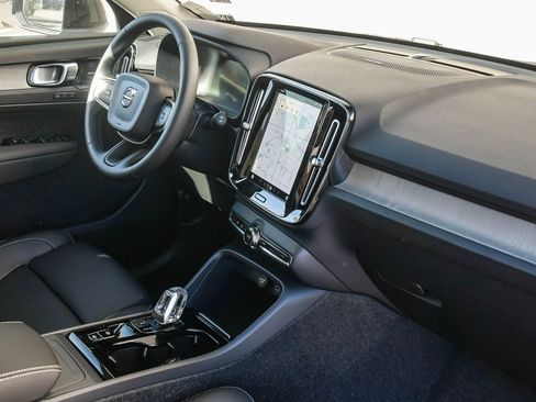 Certified 2025 Volvo XC40 B5 Ultra w/ Climate Package image 17