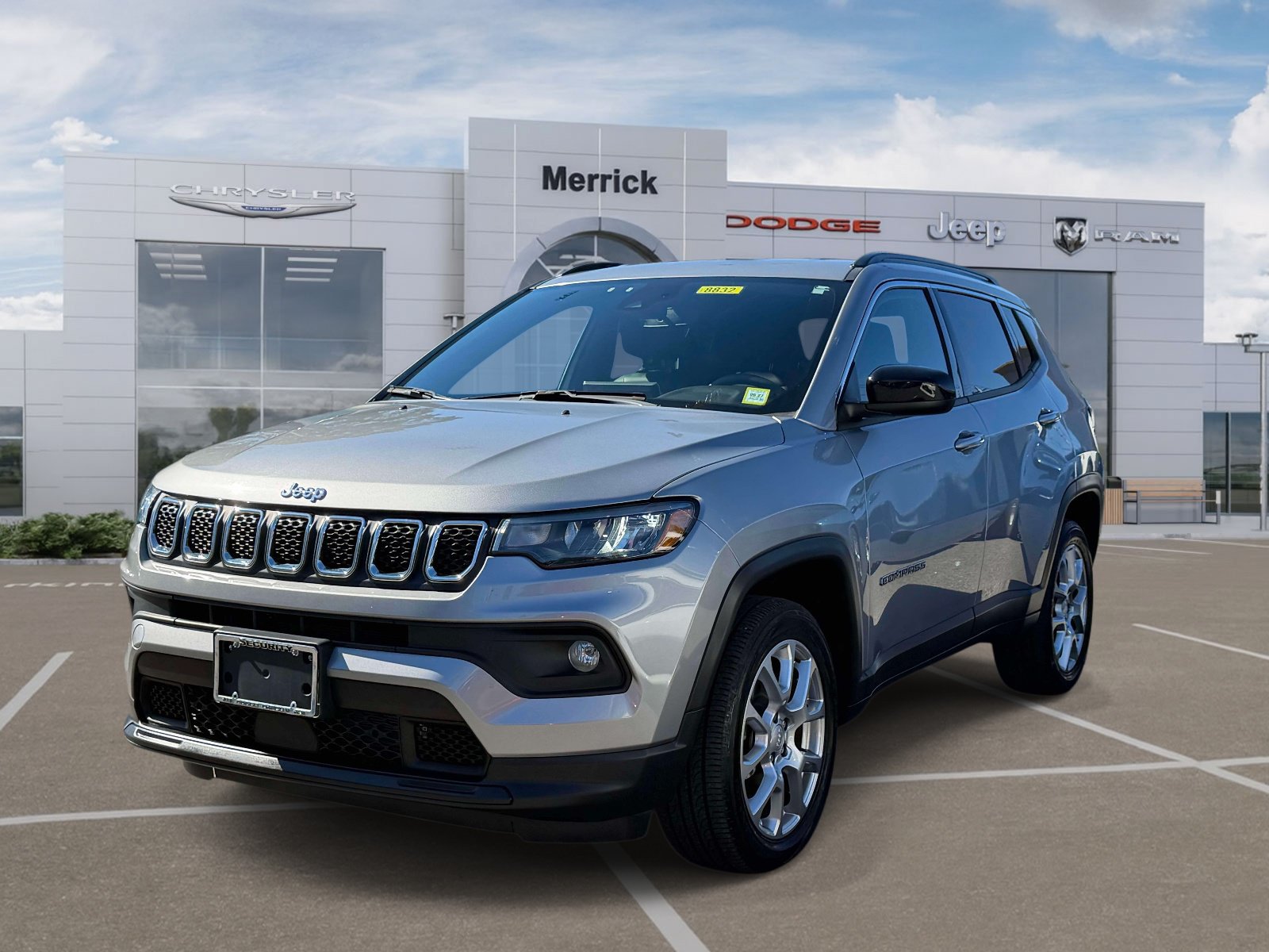 Used 2023 Jeep Compass Latitude AWD/4WD image 2