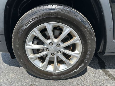 Used 2019 Jeep Cherokee Latitude w/ Popular Appearance Group AWD/4WD image 14