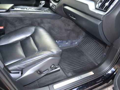 Used 2018 Volvo XC60 T5 Momentum w/ Vision Package image 27