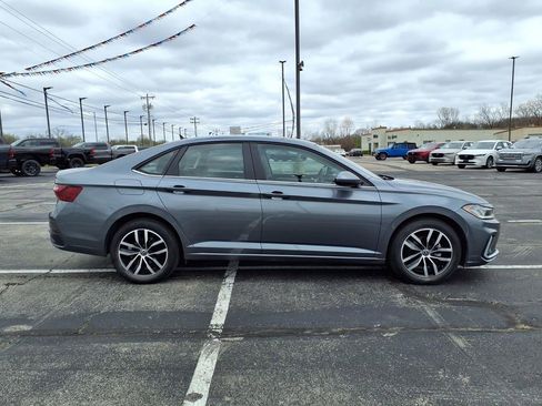 Used 2025 Volkswagen Jetta SE image 8